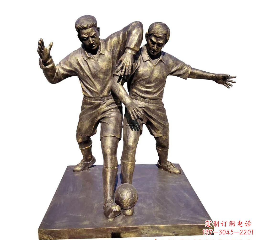 大连踢足球人物铜雕