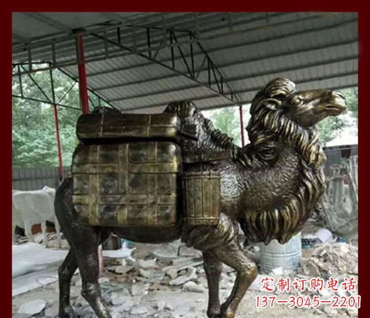 大连拖行李的骆驼动物铜雕