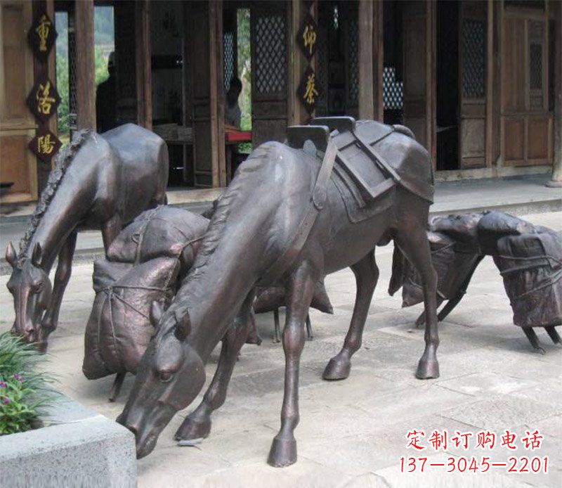 大连拖行李的马动物铜雕