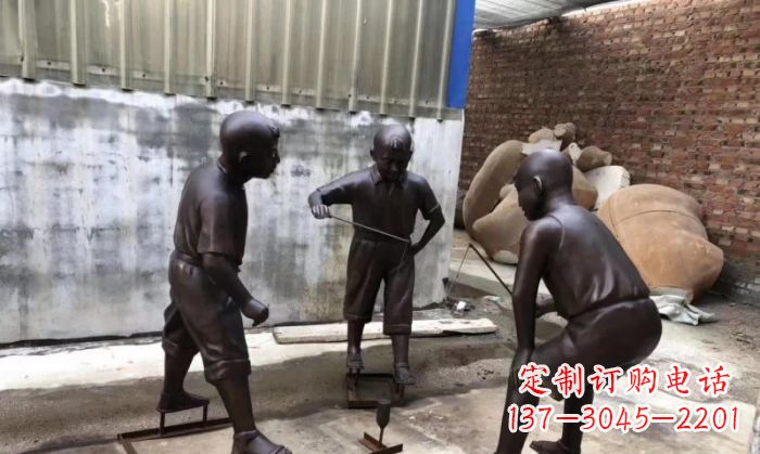 大连玩陀螺人物铜雕 (2)