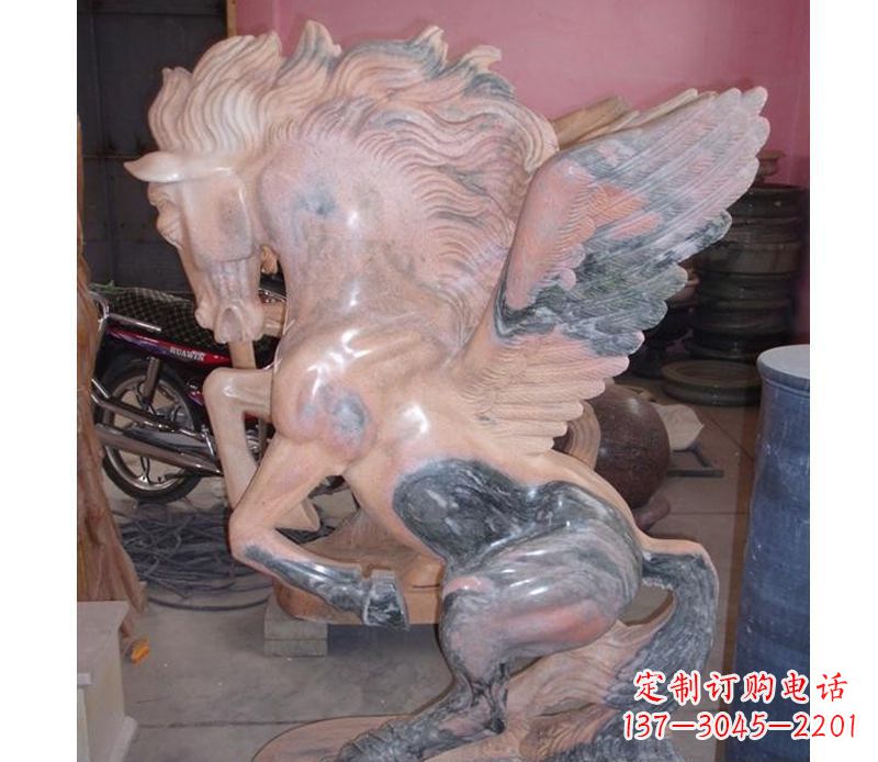 大连晚霞红奔马石雕