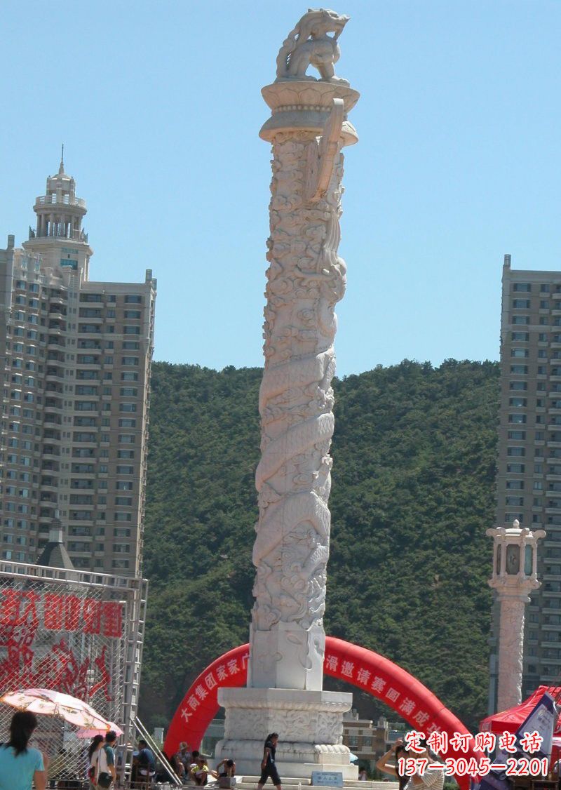 大连晚霞红广场龙柱