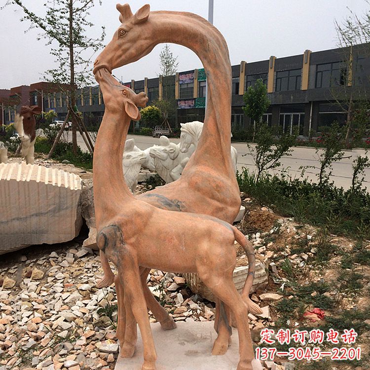 大连晚霞红石雕长颈鹿-校园公园母子亲情景观雕塑