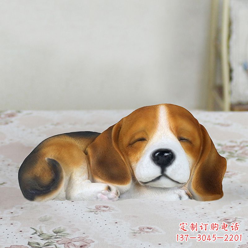 大连卧姿比格犬仿真雕塑,睡觉的小狗狗是内美陈动物雕塑摆件