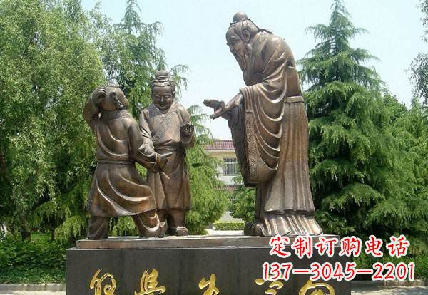 大连向学生学习的孔子铜雕