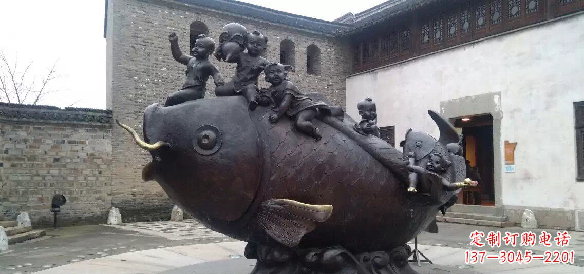 大连小孩骑鱼铜雕
