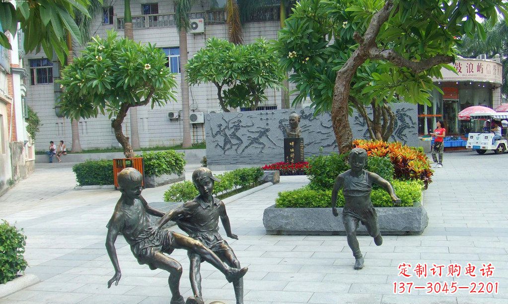 大连小孩踢足球铜雕