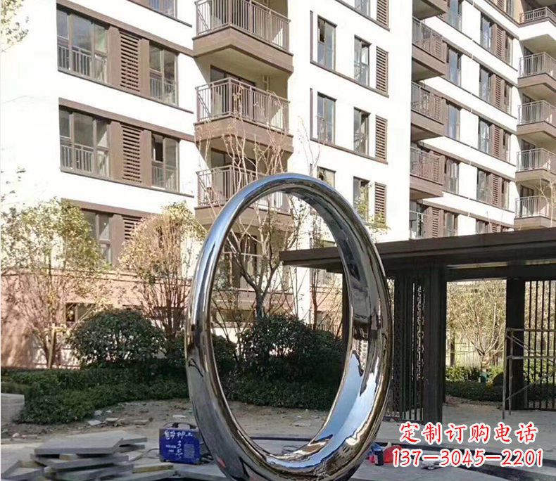 大连小区不锈钢镜面圆环雕塑
