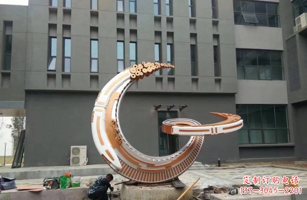大连小区抽象不锈钢月亮雕塑