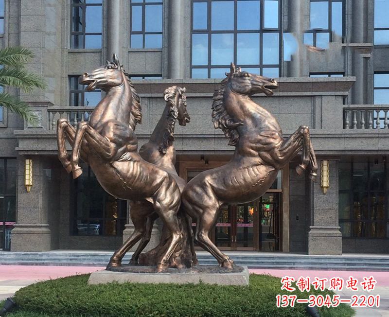 大连小区立马铜雕