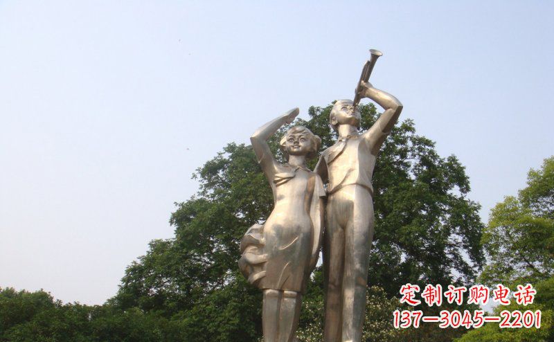 大连校园吹军号敬礼的小学生人物景观铜雕