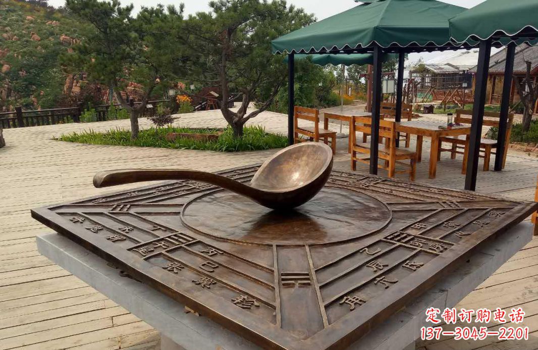 大连校园古代司南铜雕