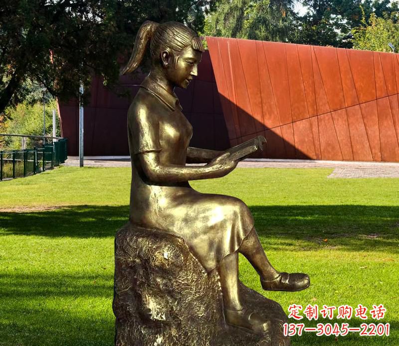 大连校园看书的女孩铜雕 