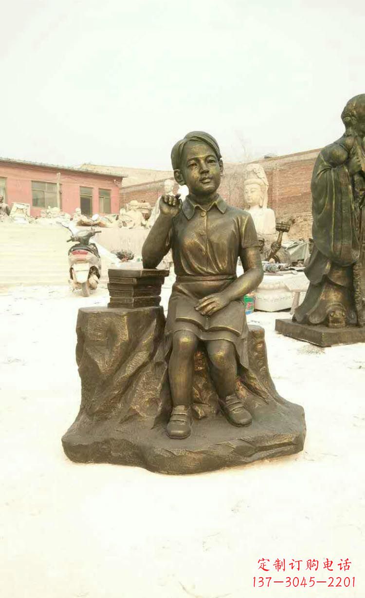 大连校园看书思考的学生铜雕
