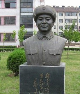 大连校园雷锋铜像