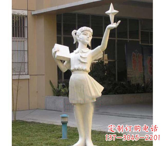 大连校园拿书本的小学生石雕