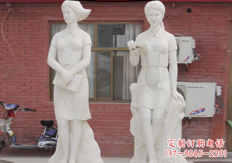 大连校园拿书本的学生石雕