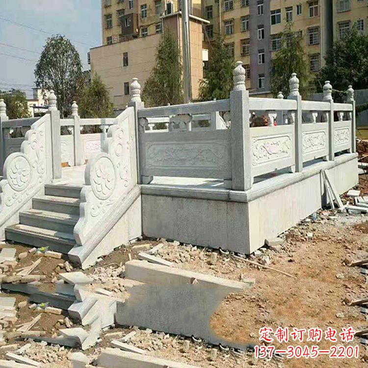 大连校园青石升旗台