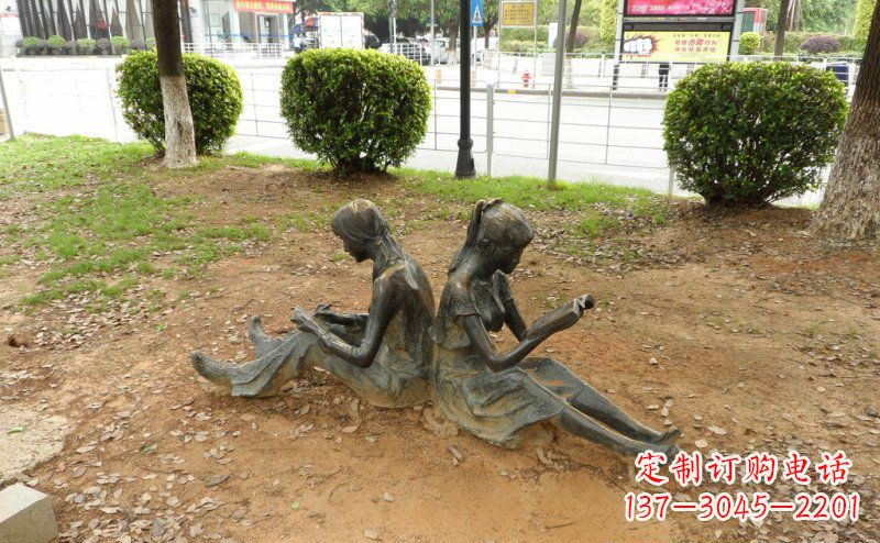 大连校园坐着看书的女孩人物铜雕