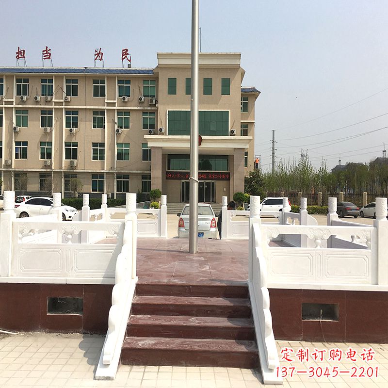 大连学校广场石雕升旗台