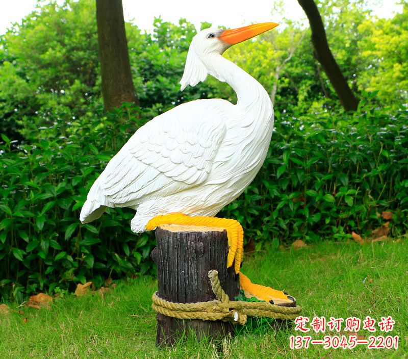 大连一男一女抱一只鸽子雕像