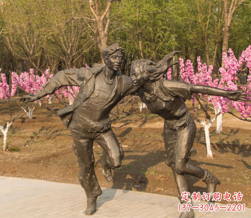 大连游玩的情侣铜雕