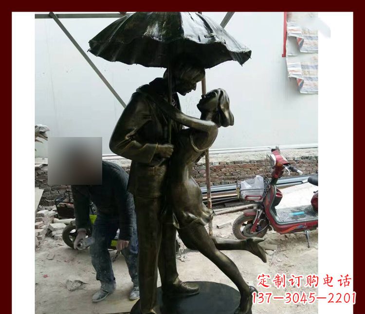 大连雨伞下拥抱的情侣铜雕