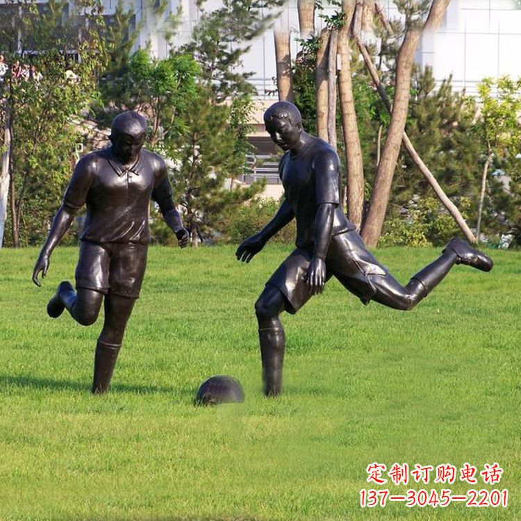 大连园林踢足球人物铜雕