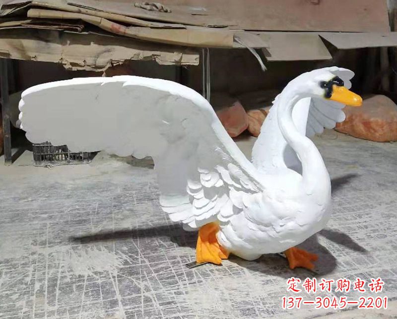 大连展翅翱翔的仿真白天鹅发光款