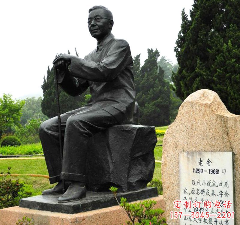 大连中国现代著名小说家老舍铜雕像