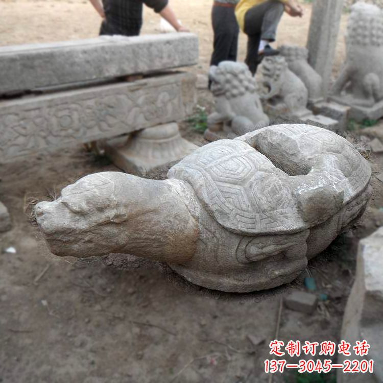大连朱雀站在赑屃上的石雕