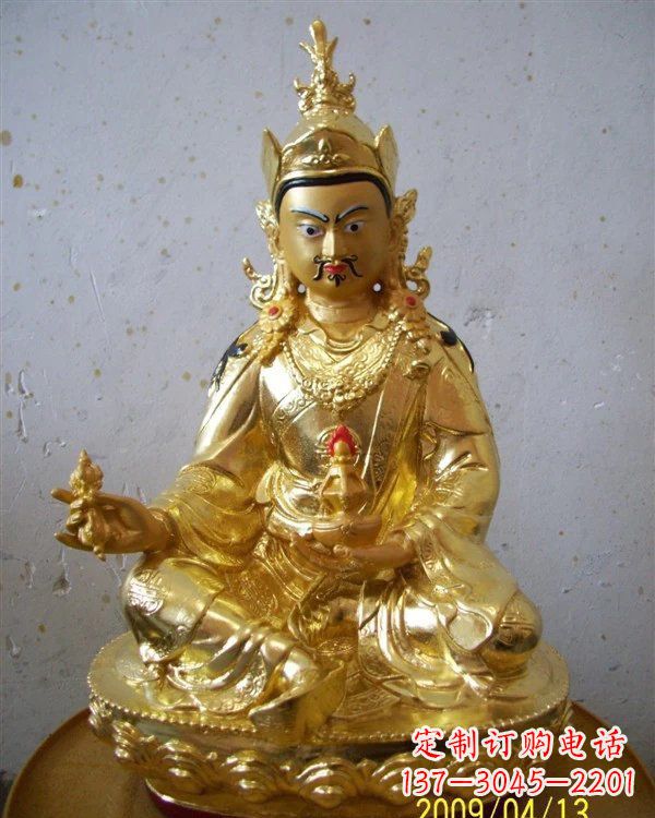 大连铸铜贴金藏佛莲花生大士雕塑