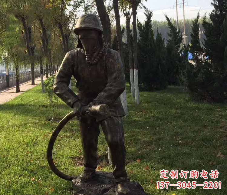大连公园灭火的消防员铜雕