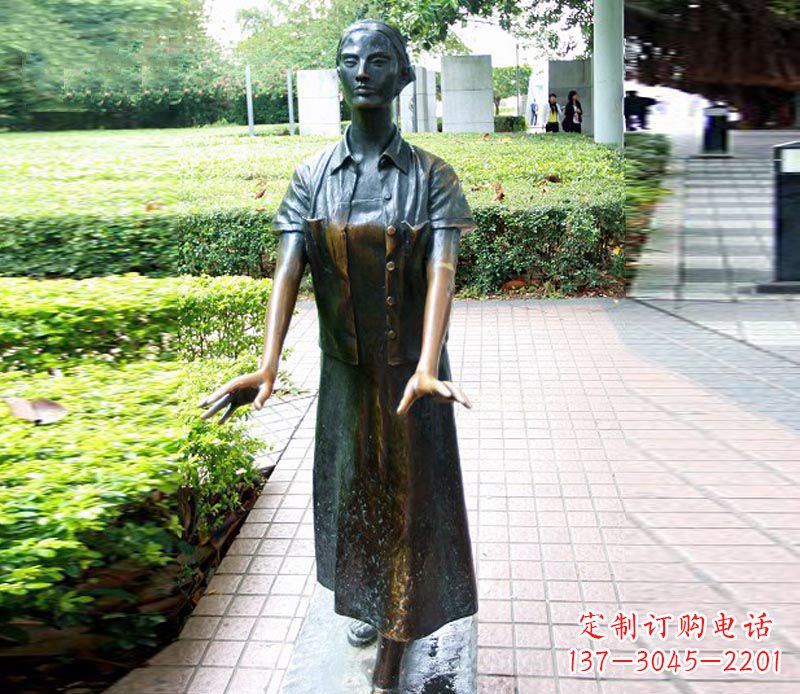 大连走路的盲人女孩铜雕