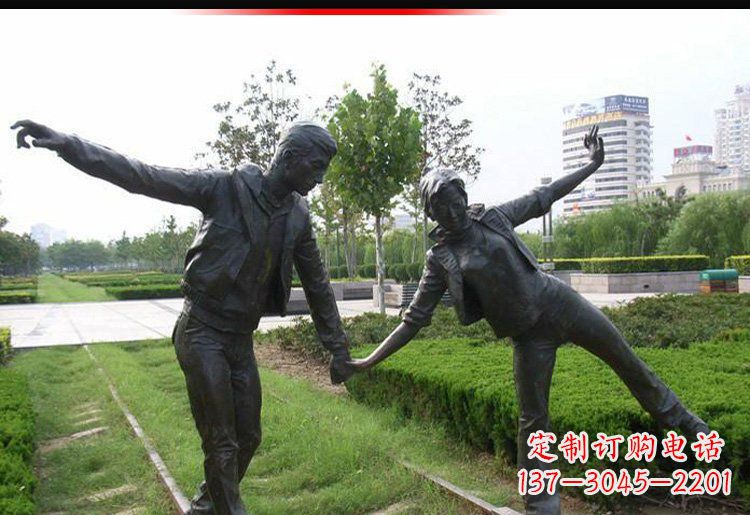 大连走铁轨的情侣铜雕