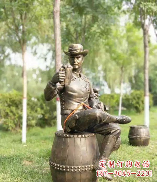 大连坐酒桶喝啤酒的牛仔铜雕