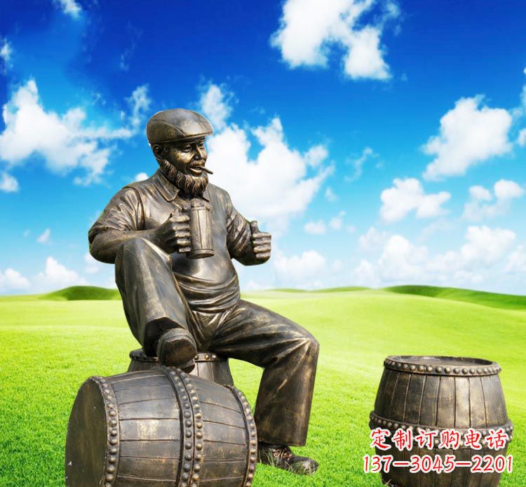 大连坐酒桶喝啤酒的西方人物铜雕