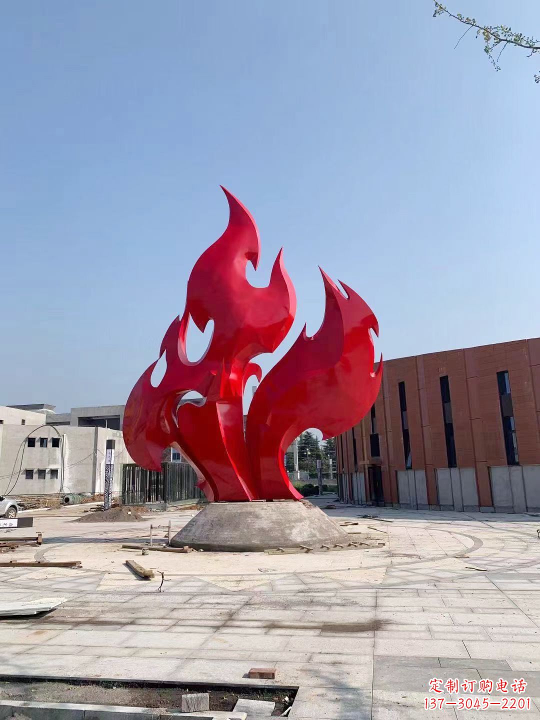 大连大学操场抽象不锈钢火苗雕塑