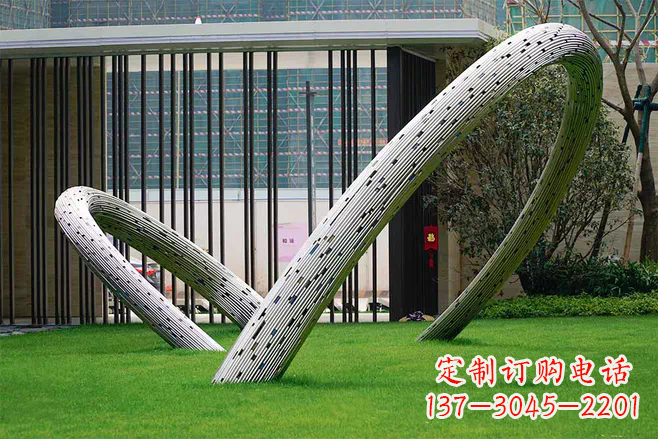 大连景观雕塑-酒店草坪创意不锈钢圆环景观雕塑